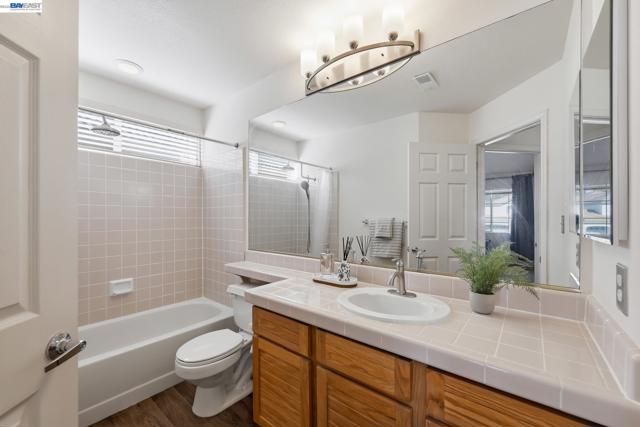 906 Vista Pointe Dr, San Ramon CA: https://media.crmls.org/mediaz/16cbec4c-0ba9-42c1-972d-8051b1af5e17.jpg