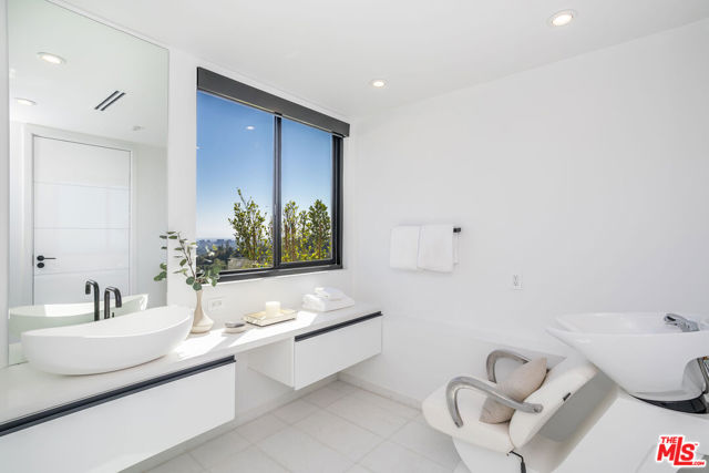 9406 Lloydcrest Drive, Beverly Hills CA: https://media.crmls.org/mediaz/16cbfc84-9b96-4d15-8aad-cbaa456c26fe.jpg