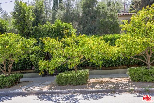 2515 N Commonwealth Avenue, Los Angeles CA: https://media.crmls.org/mediaz/16cc7010-a213-4bf5-a047-4c371668a28f.jpg