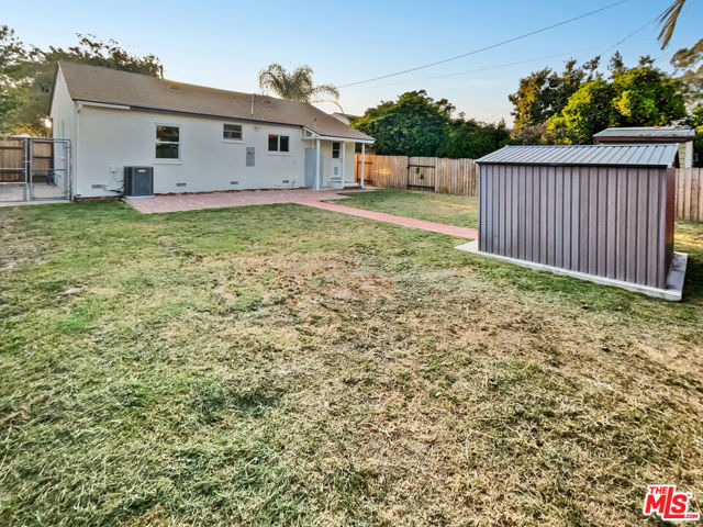 5722 Hazelbrook Avenue, Lakewood CA: https://media.crmls.org/mediaz/16cc8354-9509-419d-a85a-197243148a4b.jpg