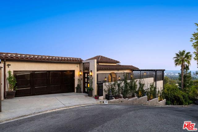 1380 Summitridge Place, Beverly Hills CA: https://media.crmls.org/mediaz/16cd5265-2c36-4711-b388-cb1103140570.jpg