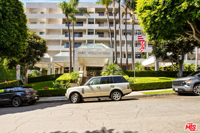 1131 Alta Loma Road, West Hollywood CA: https://media.crmls.org/mediaz/16cdb634-148b-4fbe-b84d-c0848c55bebe.jpg