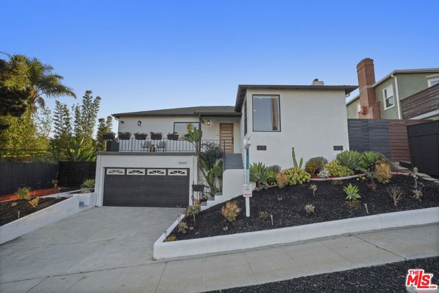 5549 Onacrest Drive, Los Angeles CA: https://media.crmls.org/mediaz/16ce634f-c90e-4842-a686-b5d36e130195.jpg