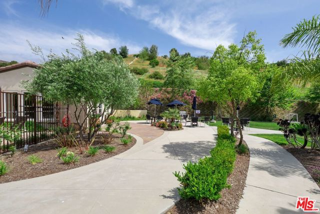 4454 Paxton Place, Calabasas CA: https://media.crmls.org/mediaz/16ce7c88-0eaf-43ba-ad06-08b638ce9247.jpg