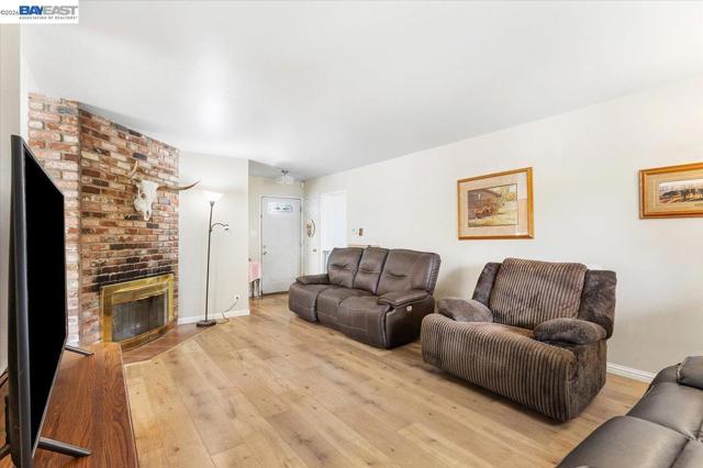 21330 Kahlert St, Castro Valley CA: https://media.crmls.org/mediaz/16cefb7e-8a0d-46ec-9fba-9ea53dc6292d.jpg