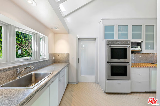 1350 Belfast Drive, Los Angeles CA: https://media.crmls.org/mediaz/16cf298d-f0d8-4b87-bf9b-ba6e082d141f.jpg