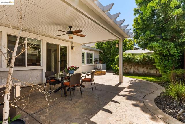 907 Snapdragon Way, Brentwood CA: https://media.crmls.org/mediaz/16cf3b43-11a8-4189-bfa1-cca5bf7a66dd.jpg