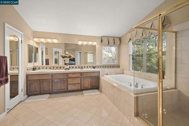1105 Peacock Creek Dr, Clayton CA: https://media.crmls.org/mediaz/16cf5a6f-f857-477e-8a75-b909ee857863.jpg
