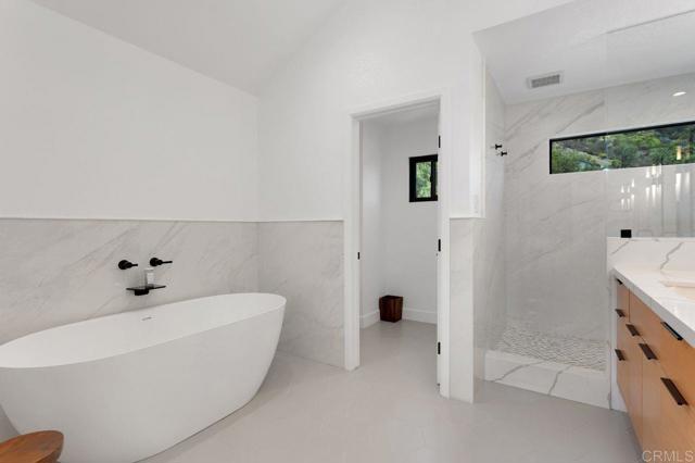 3453 Via Loma Vista, Escondido CA: https://media.crmls.org/mediaz/16cfa564-79ca-4e7b-bc26-9bf2cd335fec.jpg