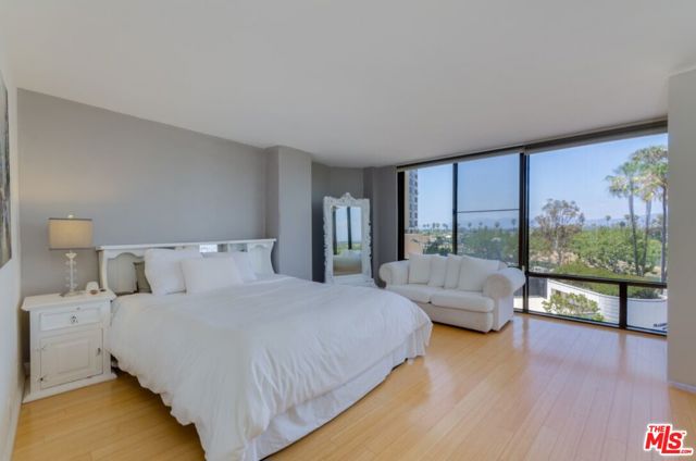 4337 Marina City Drive, Marina del Rey CA: https://media.crmls.org/mediaz/16cff987-44ca-498c-8a2d-003e9f68d23a.jpg