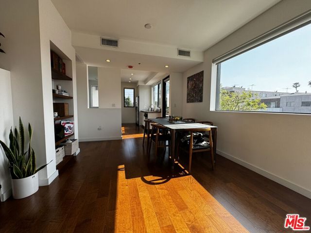 140 S Hayworth Avenue, Los Angeles CA: https://media.crmls.org/mediaz/16cfff31-d839-4272-af2b-63717755b89b.jpg