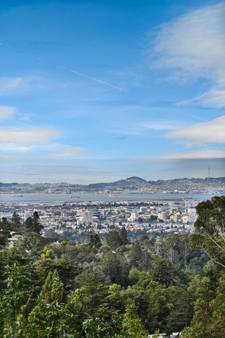 https://media.crmls.org/mediaz/16d01827-b778-4560-8bc2-6c157294236a.jpg?preset=X-Large