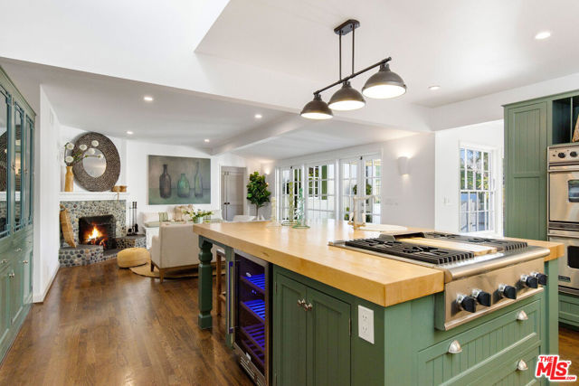 10155 Valley Spring Lane, Toluca Lake CA: https://media.crmls.org/mediaz/16d03510-23c5-4cad-a23f-936059560a34.jpg
