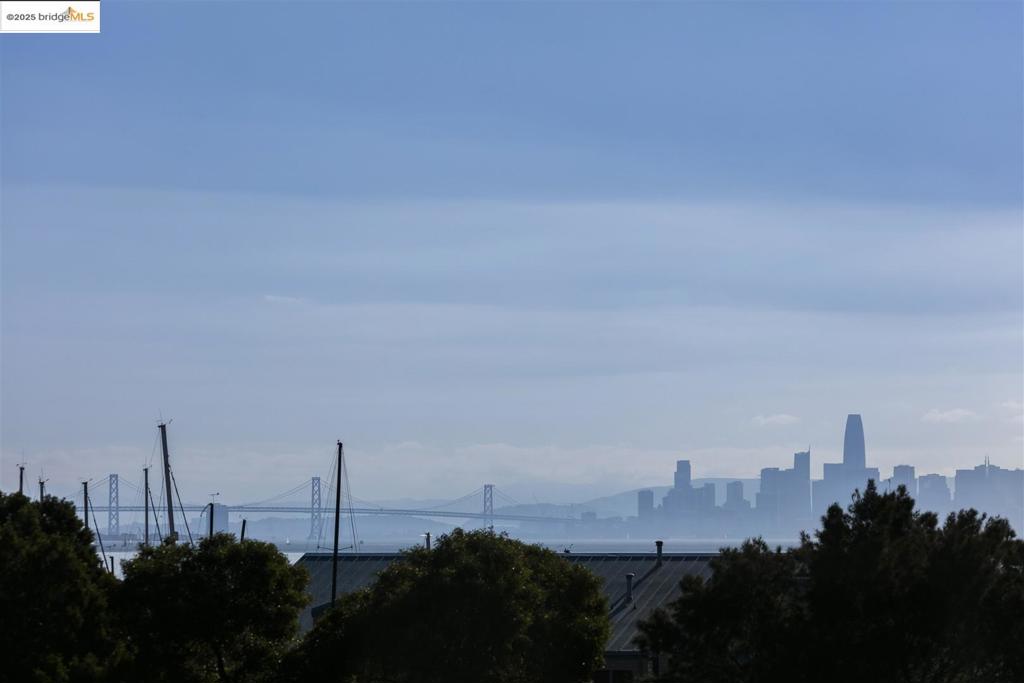 https://media.crmls.org/mediaz/16d1745b-e94b-499a-9944-7a10b9efad30.jpg?preset=X-Large