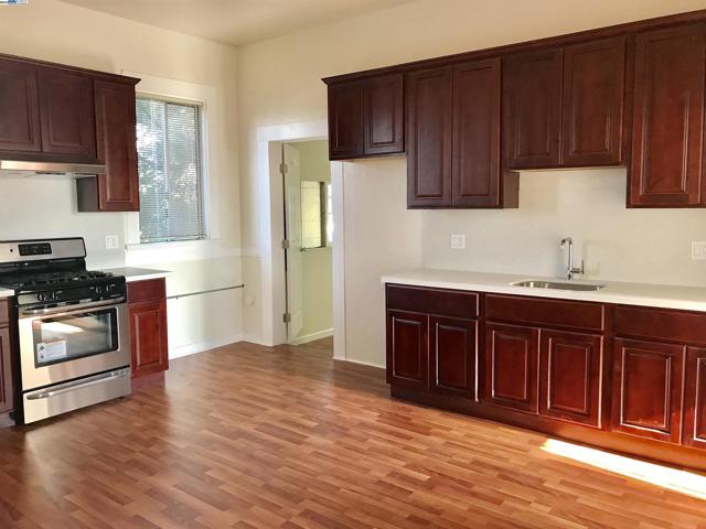 1707 Lincoln Ave, Alameda CA: https://media.crmls.org/mediaz/16d1f634-4f27-481d-9028-2a95983cbf52.jpg