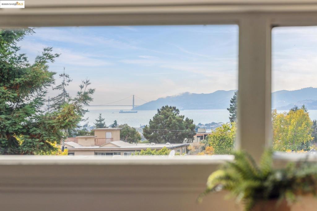 https://media.crmls.org/mediaz/16d1f664-506e-49fd-a133-757a32b94710.jpg?preset=X-Large