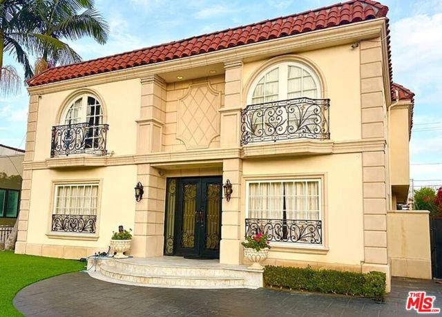 268 S Palm Drive, Beverly Hills CA: https://media.crmls.org/mediaz/16d26821-a87f-4d20-9cd1-66ca96c6efbc.jpg