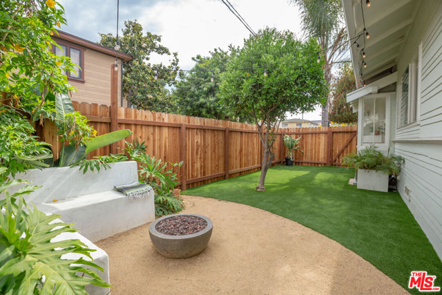 732 N Toledo Walk, Long Beach CA: https://media.crmls.org/mediaz/16d2b34d-5489-4a34-882d-46159f9ae334.jpg