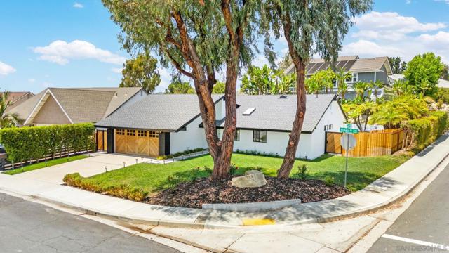 7105 Mimosa Dr, Carlsbad CA: https://media.crmls.org/mediaz/16d2bbb8-0332-4af0-b889-fd0f63895fa6.jpg