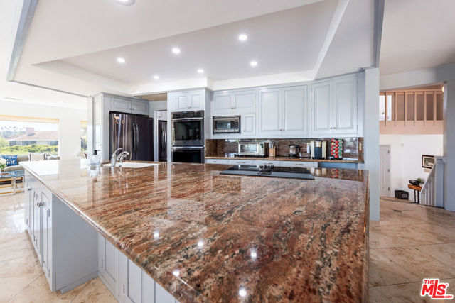 2357 Knob Hill Drive, Riverside CA: https://media.crmls.org/mediaz/16d2f03f-47b9-4efb-bda5-dc7296d40bac.jpg