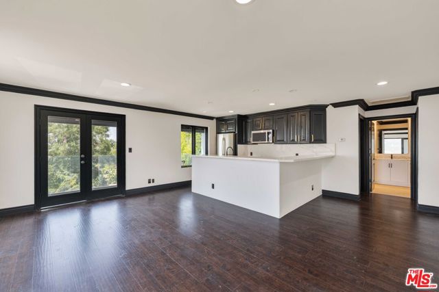 1648 Summitridge, Beverly Hills CA: https://media.crmls.org/mediaz/16d36aaf-c6a4-4250-b4eb-ef41533ea8be.jpg