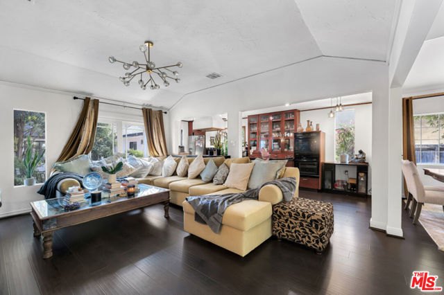 5341 Mecca Avenue, Tarzana CA: https://media.crmls.org/mediaz/16d38a87-91e9-4c32-bae7-568d7ab6f133.jpg