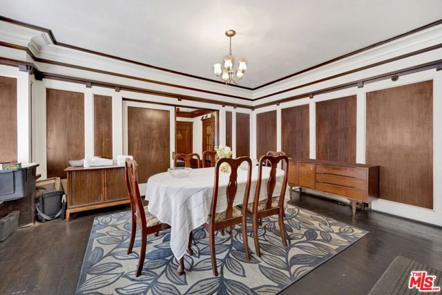 1215 W 39th Place, Los Angeles CA: https://media.crmls.org/mediaz/16d3c8f9-f244-4942-8ab8-1d9a590dc08e.jpg