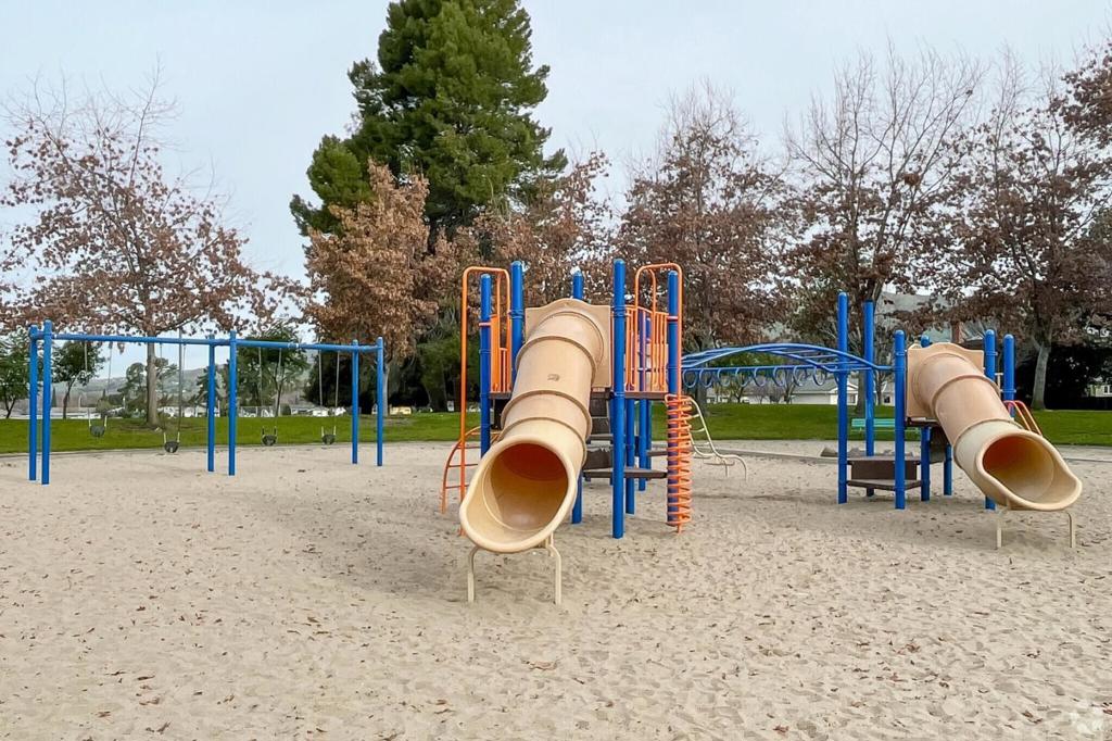 https://media.crmls.org/mediaz/16d3fb43-82d9-4997-b67e-970e68137962.jpg?preset=X-Large
