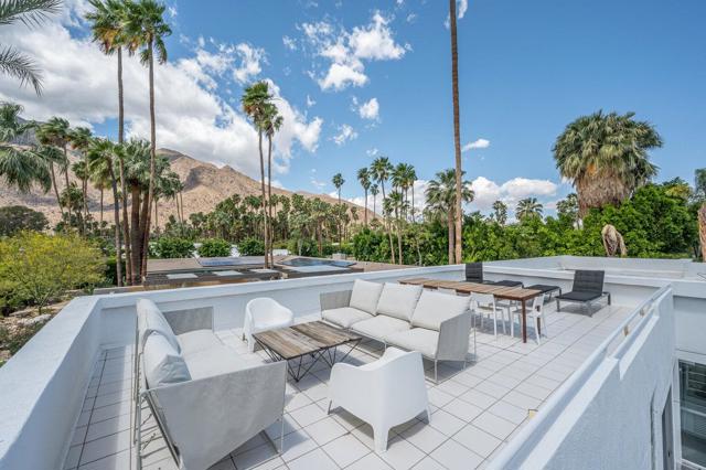 520 W ViA Lola, Palm Springs CA: https://media.crmls.org/mediaz/16d4821f-9958-4289-a7cd-0a23bb34b129.jpg
