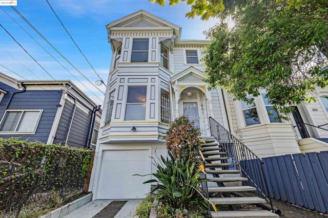 861 20Th St, Oakland CA: https://media.crmls.org/mediaz/16d4a13d-82e7-46fa-888a-56e40c645c1d.jpg
