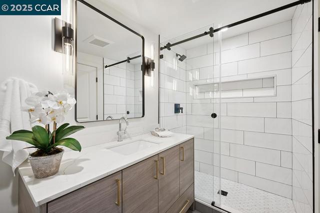 26 Berkeley Ave, Orinda CA: https://media.crmls.org/mediaz/16d4ae60-6ea0-4377-a428-849171f7c903.jpg