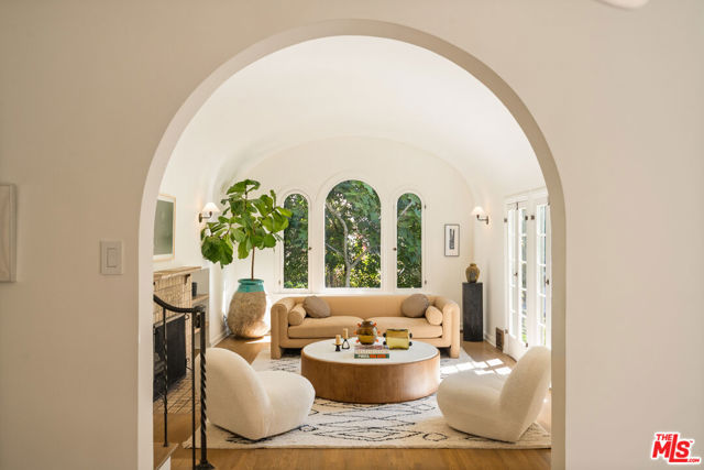 6026 Graciosa Drive, Los Angeles CA: https://media.crmls.org/mediaz/16d4ff4a-9722-4188-8c2a-6be4253fba8c.jpg