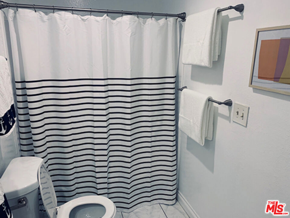 https://media.crmls.org/mediaz/16d596da-f46c-467d-9841-cd8635d86da4.jpg?preset=X-Large