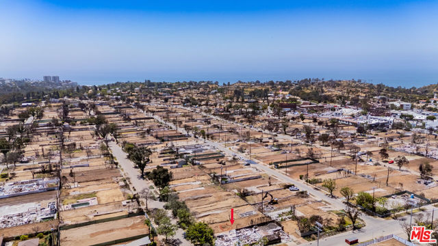 1055 Hartzell Street, Pacific Palisades CA: https://media.crmls.org/mediaz/16d6aad1-477e-4cc4-8eb1-337f5bd7a28a.jpg