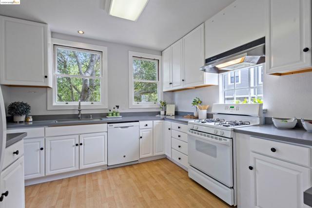 Image 10 of 50 For 828 Everett Ave.