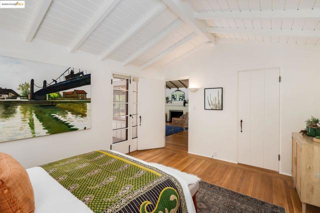 2976 Joaquin Miller Rd, Oakland CA: https://media.crmls.org/mediaz/16d83c9d-6e5d-4a5f-a92e-6412478791bd.jpg
