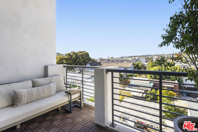 1417 N Lincoln Lane, Los Angeles CA: https://media.crmls.org/mediaz/16d8bed6-6dcd-41e6-87b1-e3759b612fa9.jpg