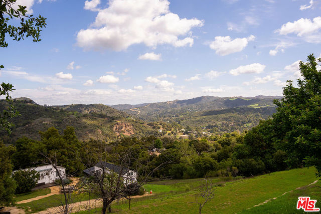 22575 Monte Vista Drive, Topanga CA: https://media.crmls.org/mediaz/16d8bf4f-84c5-4df7-9bec-85a092f7b5c9.jpg