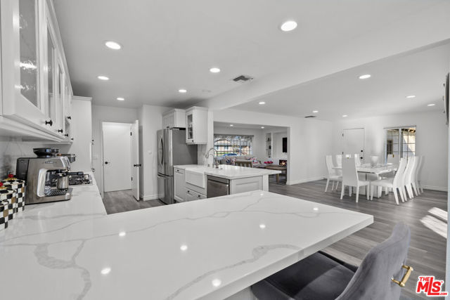 18352 Donmetz Street, Porter Ranch CA: https://media.crmls.org/mediaz/16d917b8-c913-4936-95fc-9127520c0aae.jpg
