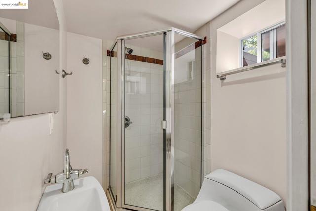 1047 Ranleigh Way, Piedmont CA: https://media.crmls.org/mediaz/16d976ef-631f-4041-821e-ba7790c58357.jpg