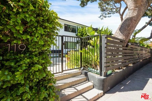 119 Paloma Avenue, Venice CA: https://media.crmls.org/mediaz/16d98b83-476f-4bfd-9c0a-25d8c660fe99.jpg