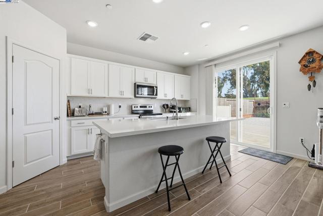 4158 Markovich Ct, Richmond CA: https://media.crmls.org/mediaz/16daf863-4f5b-412c-a82c-ccc1c9641884.jpg