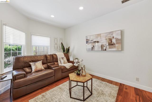 4963 Stoneridge Ct, Oakland CA: https://media.crmls.org/mediaz/16db47b7-a594-43d1-abba-8f7595063d28.jpg