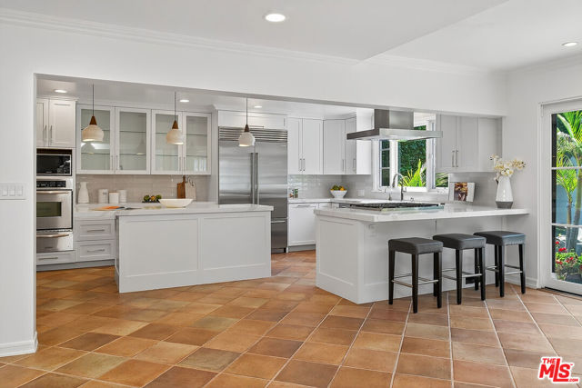 322 25th Street, Santa Monica CA: https://media.crmls.org/mediaz/16dd23fa-ffde-4e8c-bc99-3ad0ed2cec9b.jpg