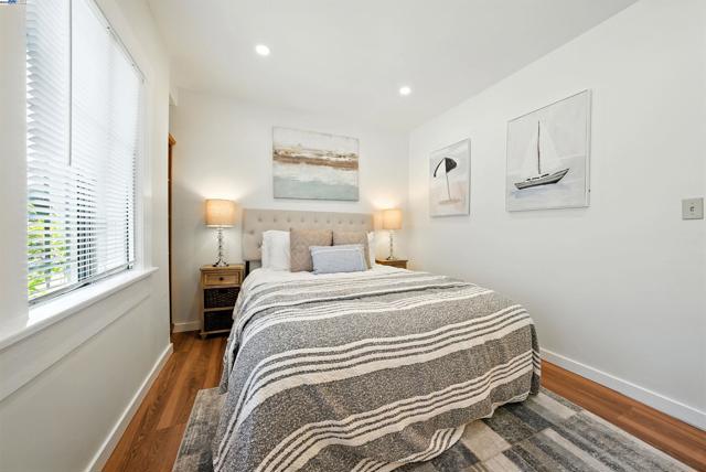 2539 Grande Vista Ave, Oakland CA: https://media.crmls.org/mediaz/16dd2e83-ce1d-469e-8fb2-3919d3c996ff.jpg