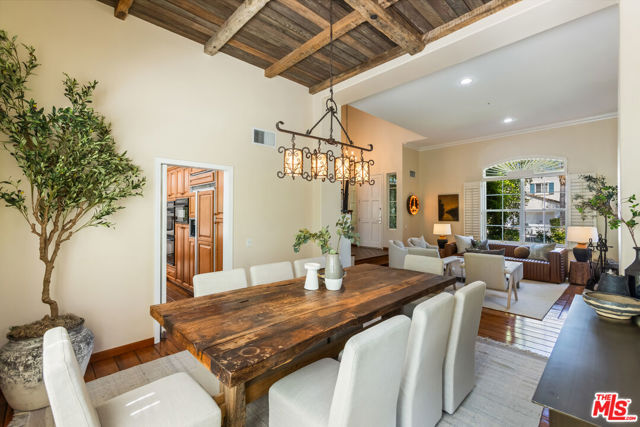 5985 Vista De La Luz, Woodland Hills CA: https://media.crmls.org/mediaz/16ddf891-f772-4ed6-990d-390558b224d0.jpg