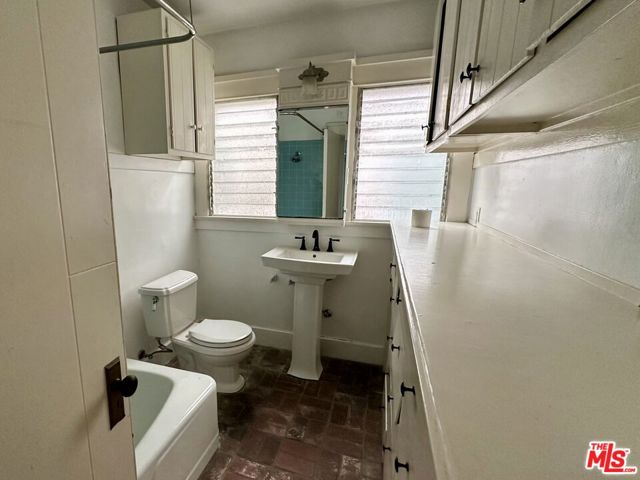 6425 E Ocean Boulevard, Long Beach CA: https://media.crmls.org/mediaz/16de2846-2615-4fad-857b-42c35d8a14a4.jpg