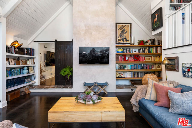 233 S Saltair Avenue, Los Angeles CA: https://media.crmls.org/mediaz/16df7c37-cced-458e-ba4f-b897e11a0160.jpg