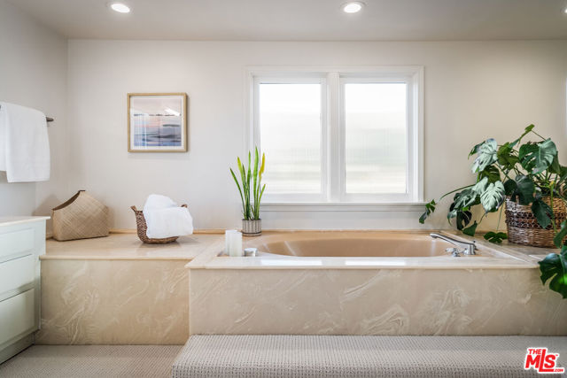 23255 W Paloma Blanca Drive, Malibu CA: https://media.crmls.org/mediaz/16dfaabf-f4d7-45ec-a568-e72adc25dc36.jpg