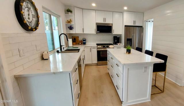 3322 Rainbow Creek Circle, Thousand Oaks CA: https://media.crmls.org/mediaz/16e0b969-243c-4cc8-b0bf-5ba6bb4307de.jpg